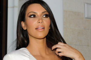 Kim Kardashian Makyajı Nasıl Yapılır?